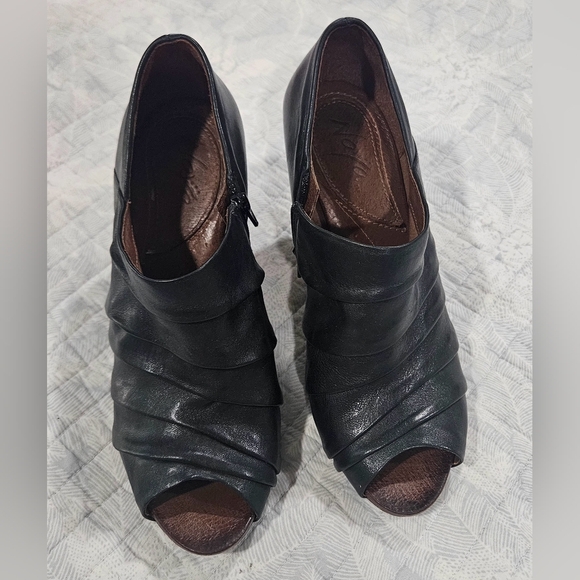 💜🩵NaYa Booties Size 8.5 W Black Leather Wedge Heel 🩷❤️ - Picture 1 of 15
